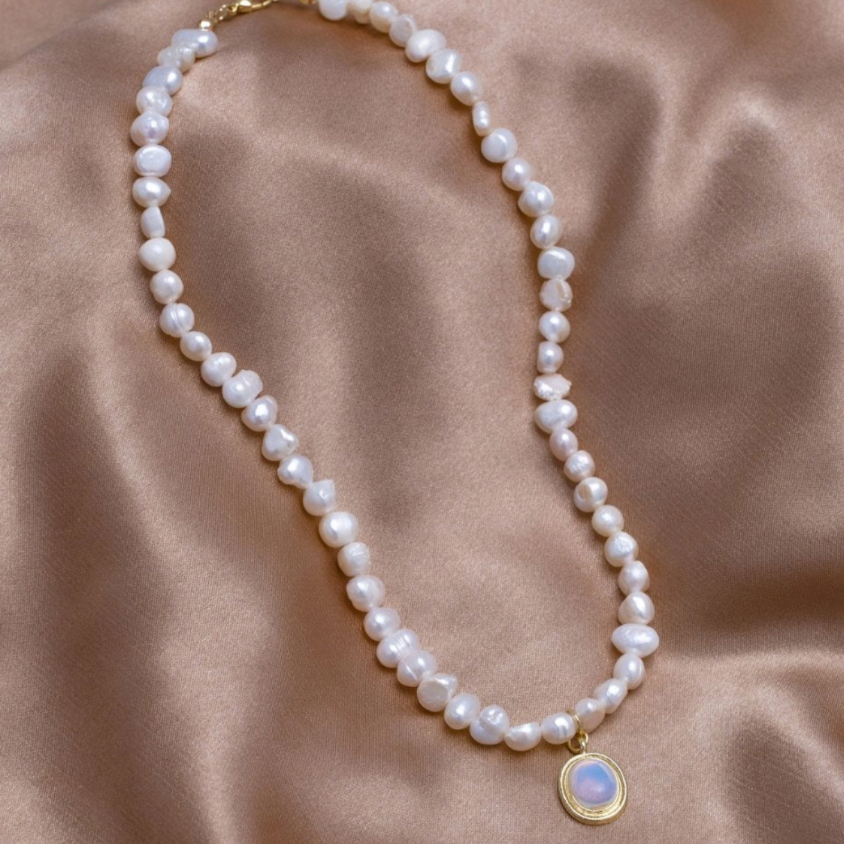 Pearly Necklace with Moonstone in Gold