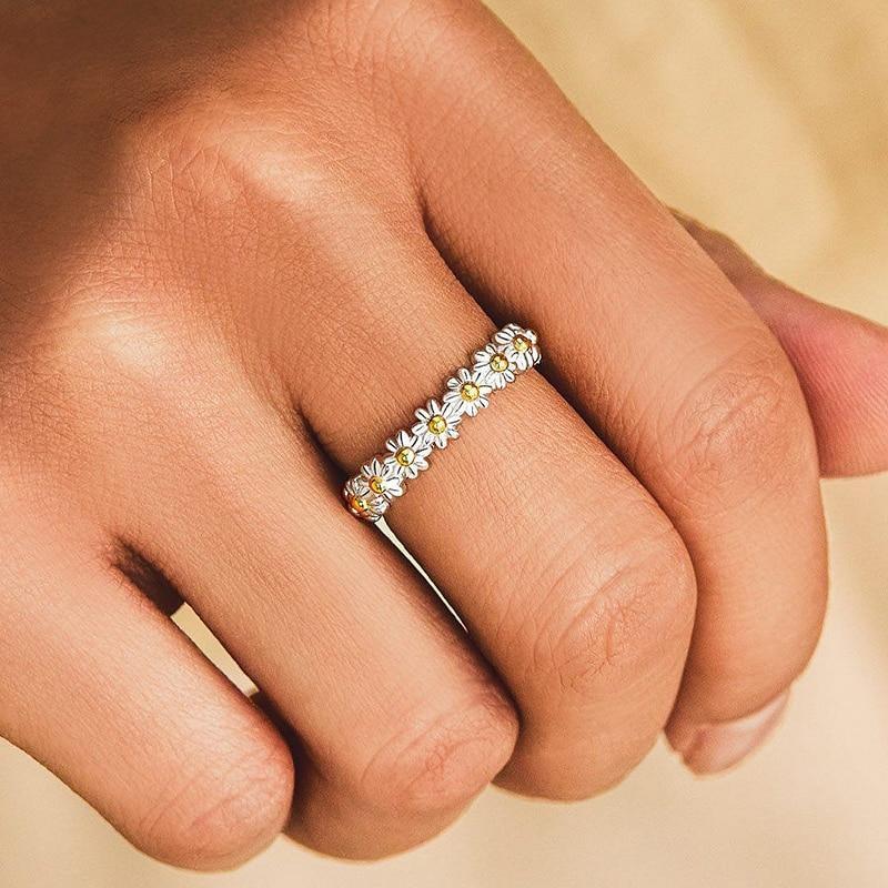 Adjustible Silver Ring with Daisy