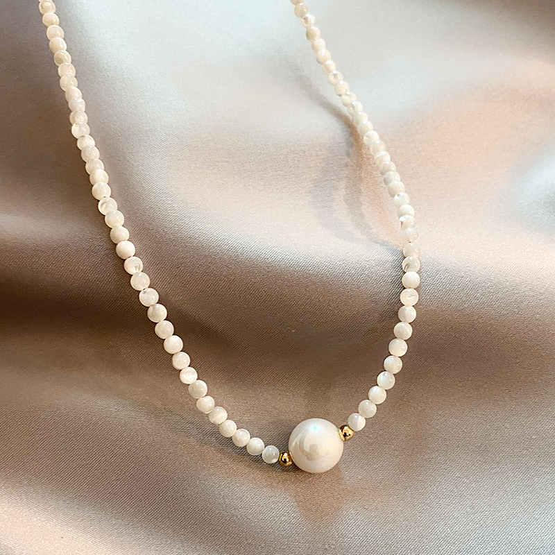 Chic Necklace with Elegant Pearls