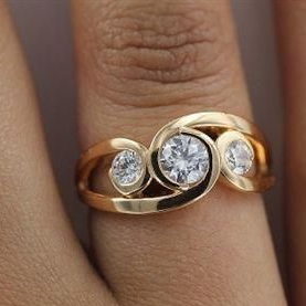 Vintige Inlaid Zirconia Spiral Gold Ring