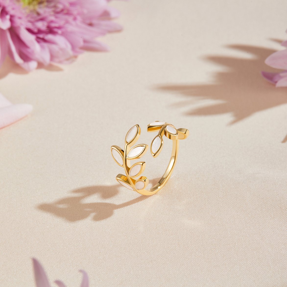 Goden Leaf Ring