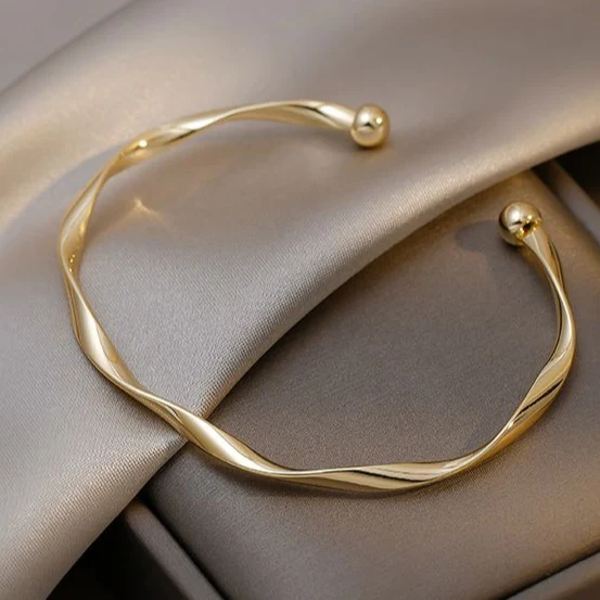 Chic Open Bracelet in Gold